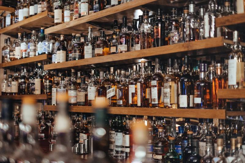 Alkohol in der Krise – warum greifen wir jetzt zum Alkohol